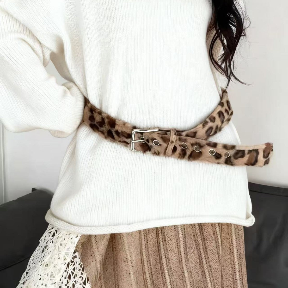 Leopard-print plush belt is a versatile, wide and comfortable furry belt